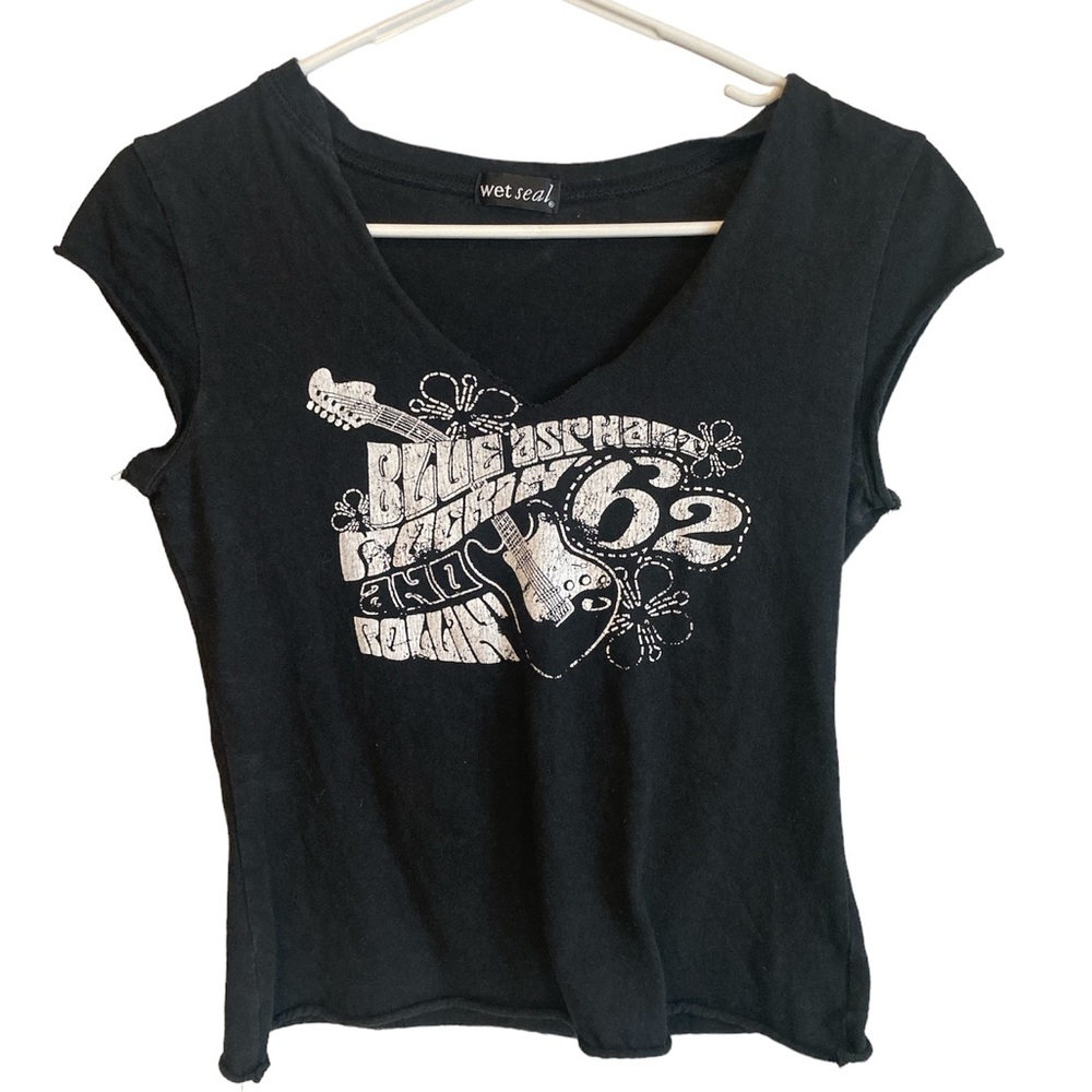 Rock and roll early 2000’s top cropped, but not far above the waist